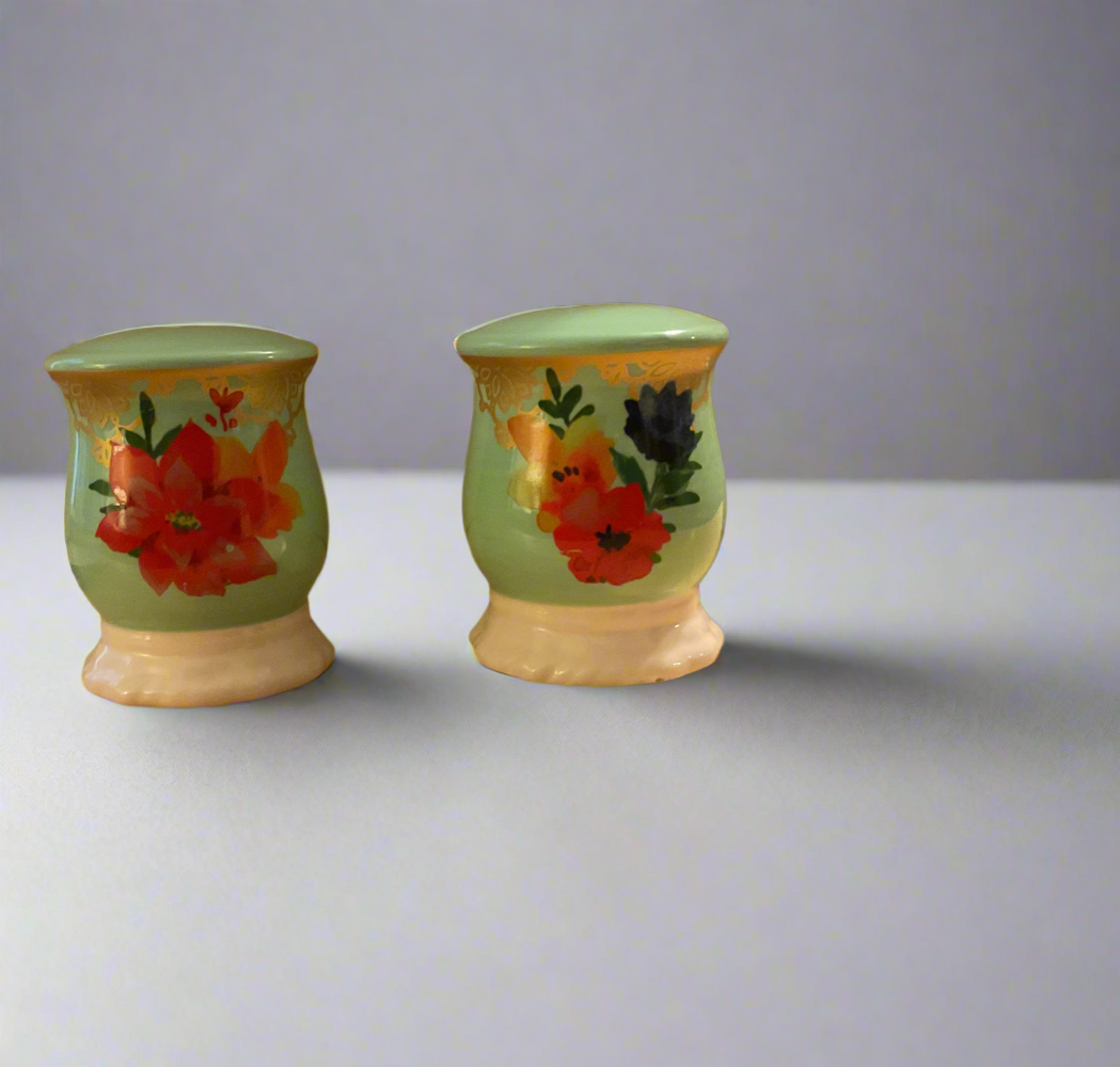 Salt a pepper shaker set